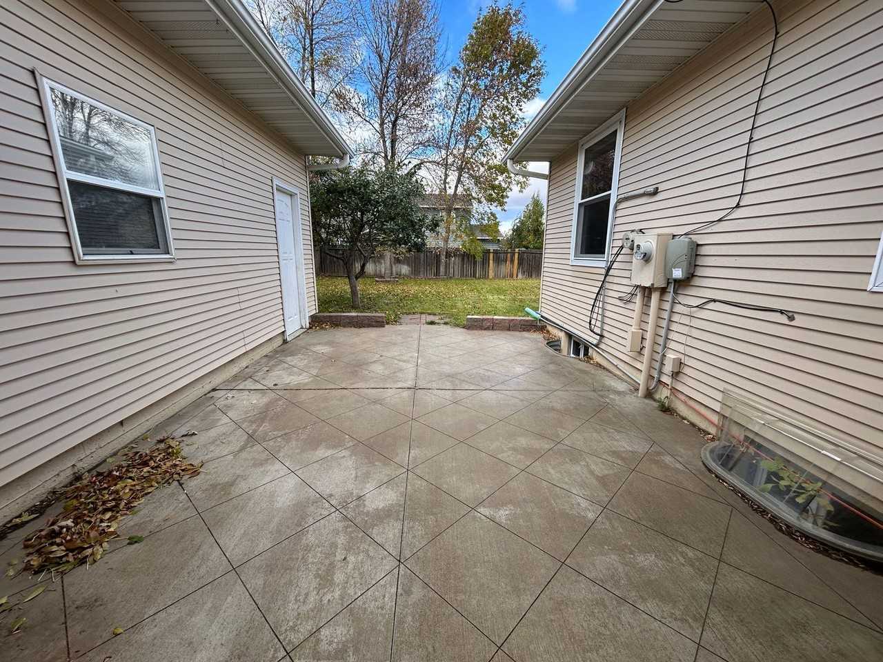 708 27th St W - Photo 4 of 25