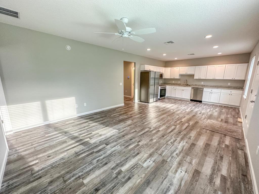 425 Thompson Ave - Photo 2 of 10