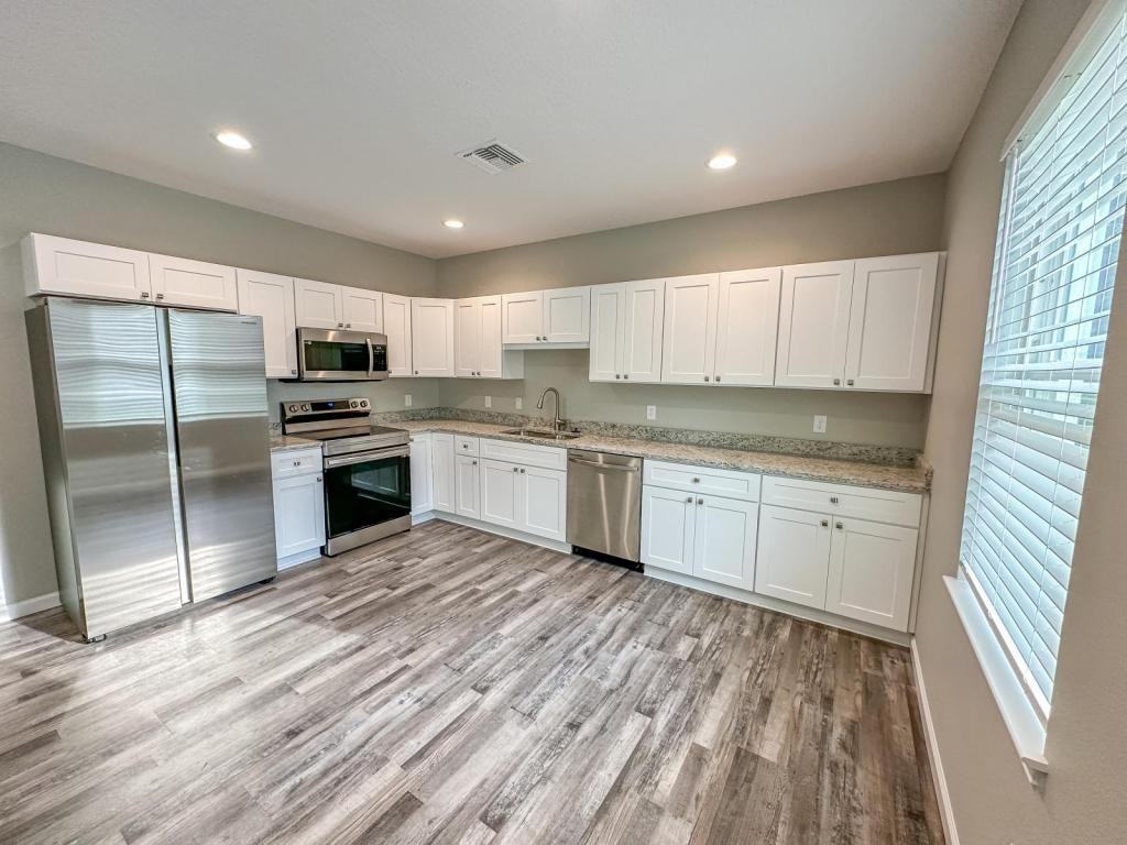 425 Thompson Ave - Photo 3 of 10