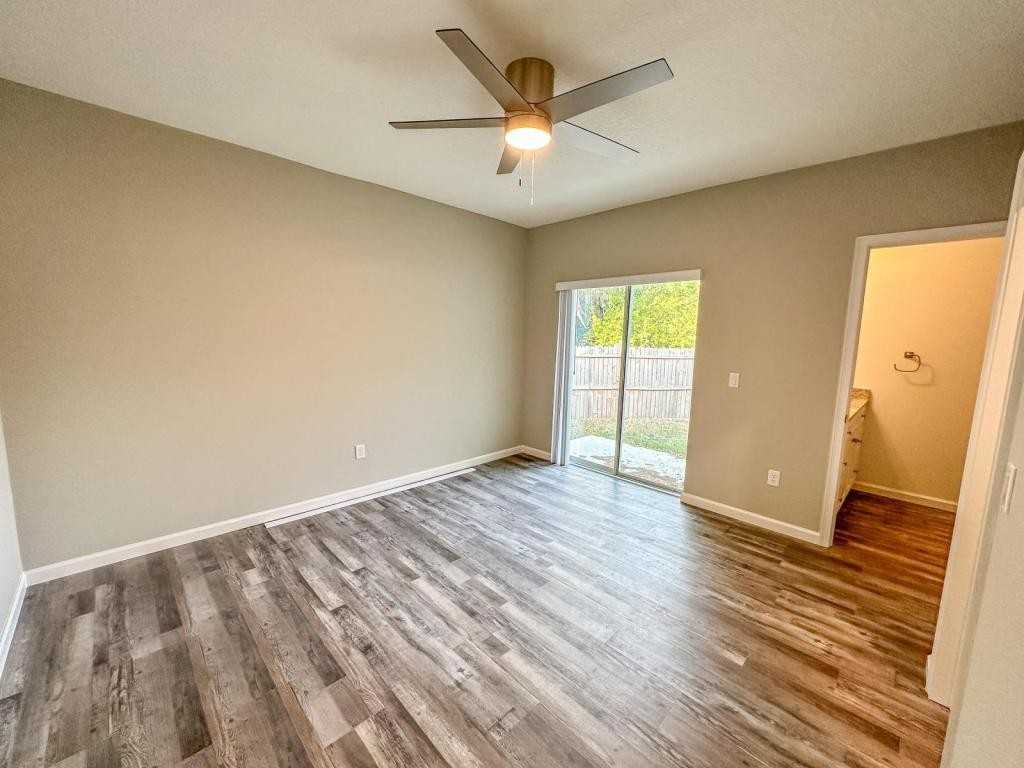 425 Thompson Ave - Photo 4 of 10