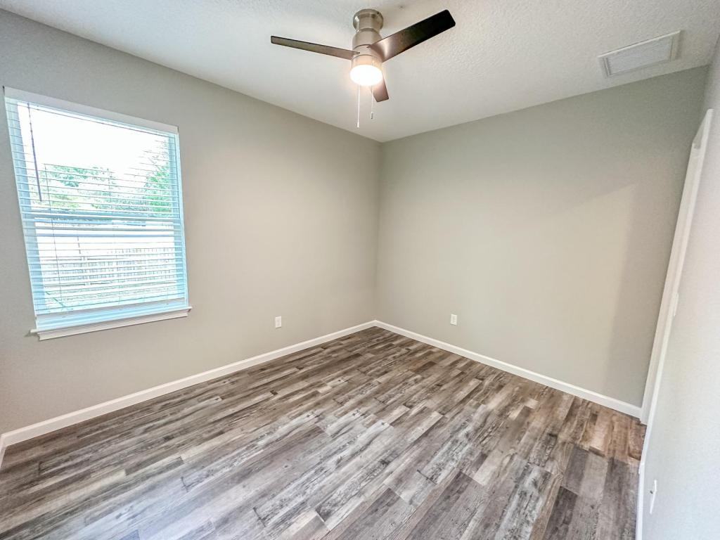 425 Thompson Ave - Photo 7 of 10