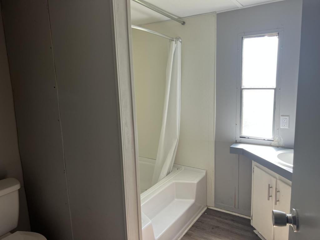 834 N Main St - Photo 5 of 7