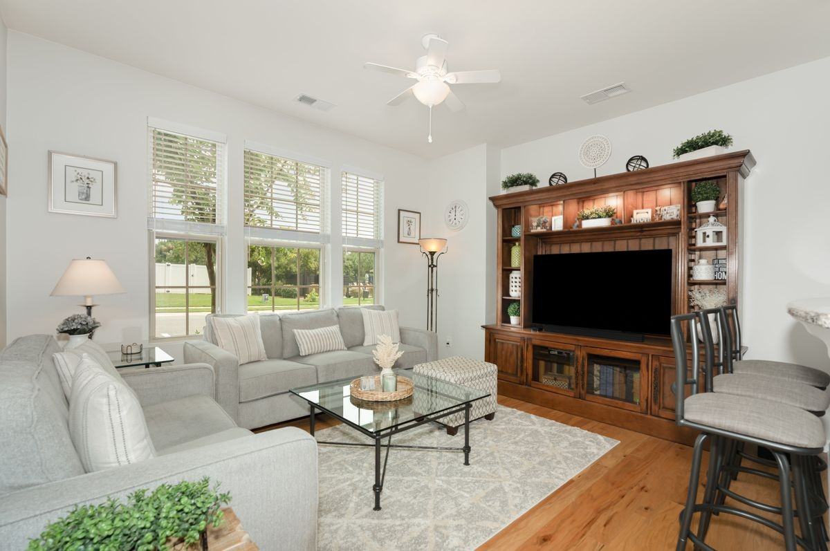 3021 Honeylocust Ln - Photo 2 of 24