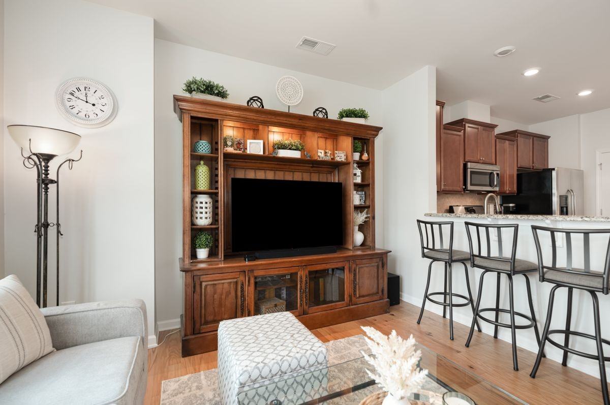 3021 Honeylocust Ln - Photo 3 of 24