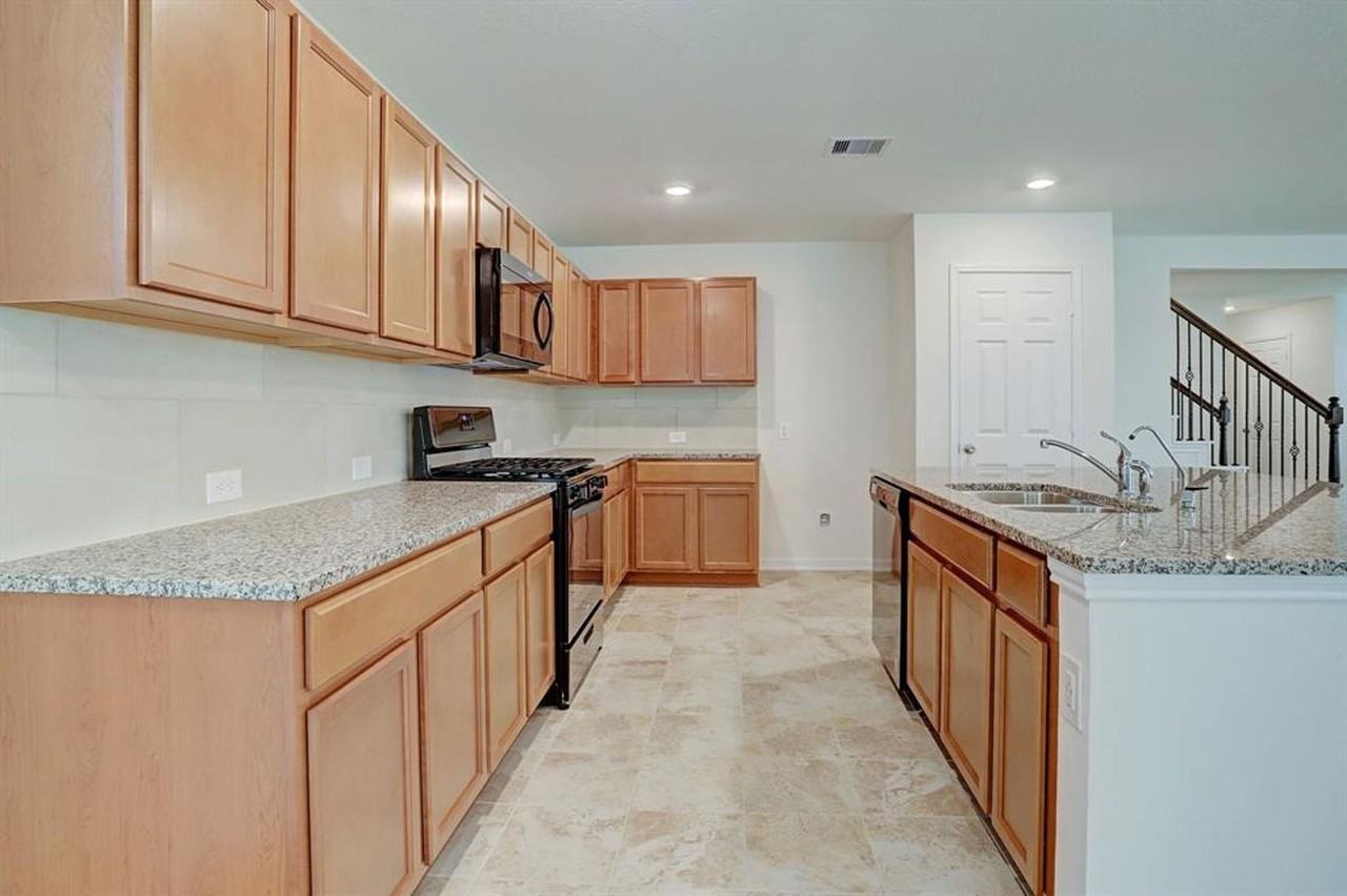 2507 Winding Hawthorn Court - Photo 7 of 23