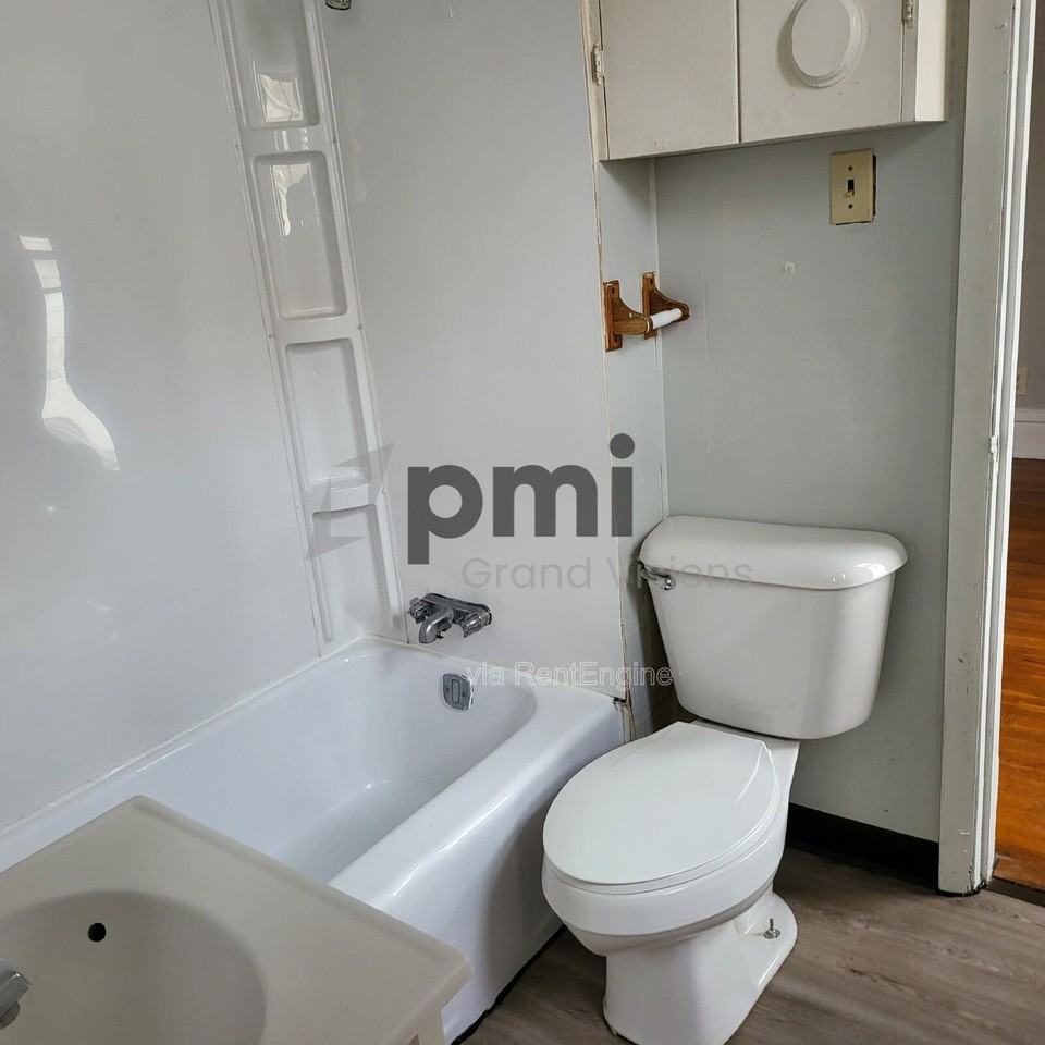 852 W Waggoner St - Photo 3 of 10