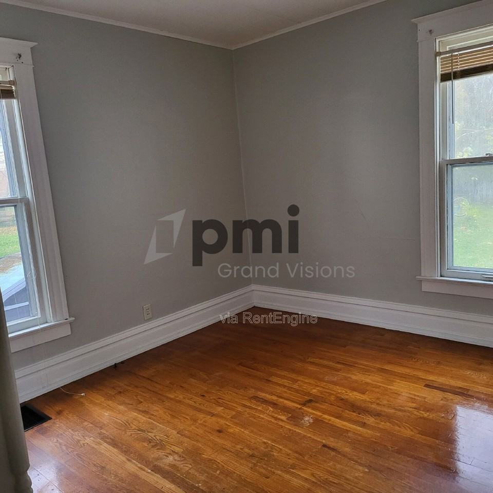 852 W Waggoner St - Photo 4 of 10