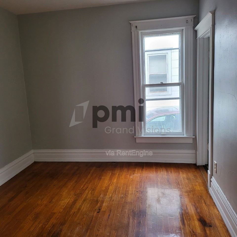 852 W Waggoner St - Photo 5 of 10