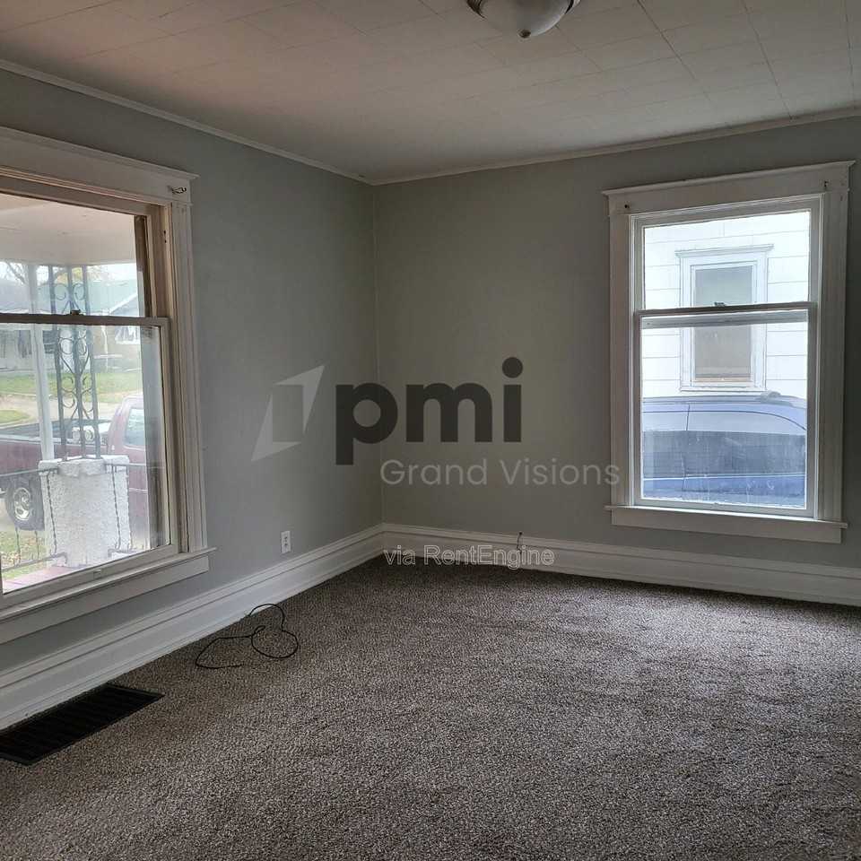 852 W Waggoner St - Photo 7 of 10