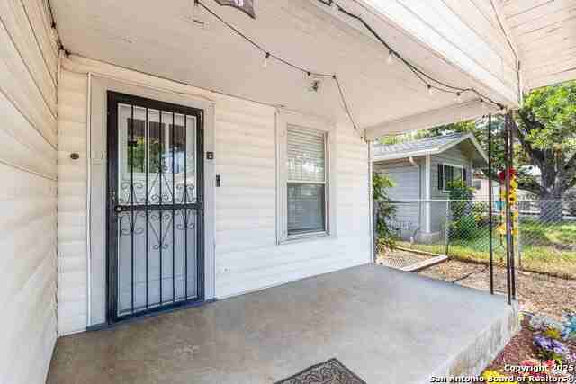 226 W Harding Blvd - Photo 4 of 27