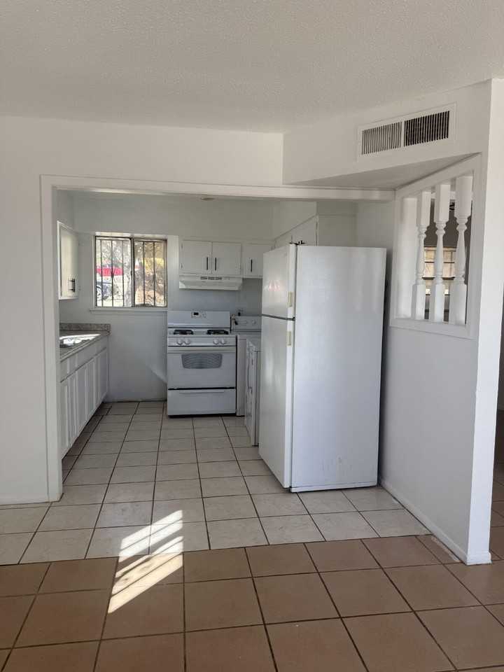 3415 Wickham Ave - Photo 5 of 16