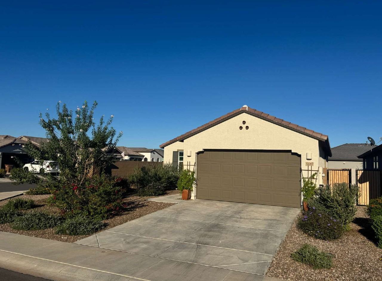 32067 N Wayne Ln - Photo 2 of 30