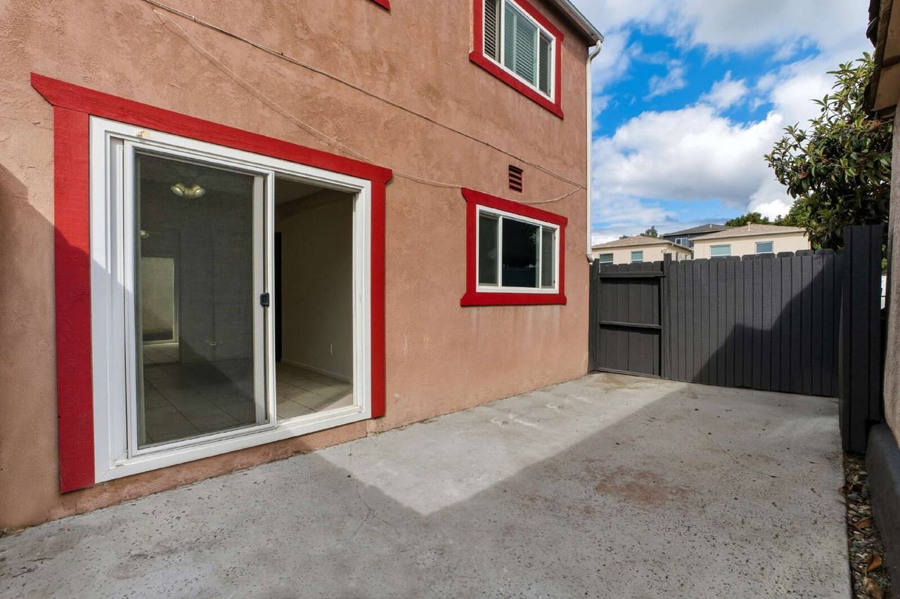 165 20th St #167 - Photo 3 of 24