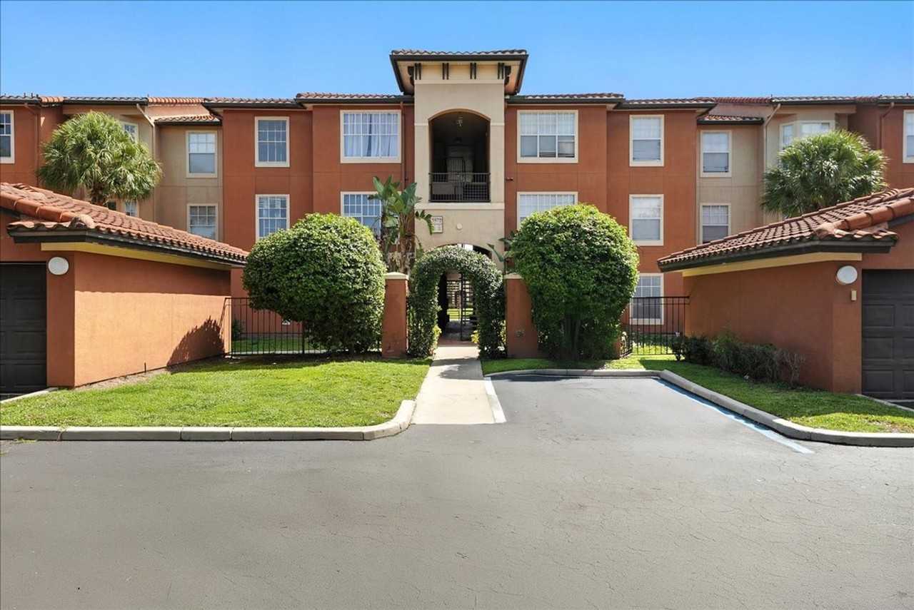 5572 Metrowest Blvd #202