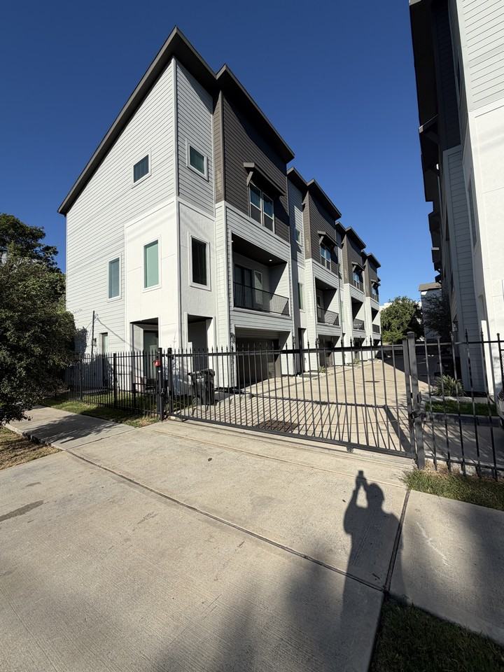 3038 Live Oak St #NA - Photo 2 of 20