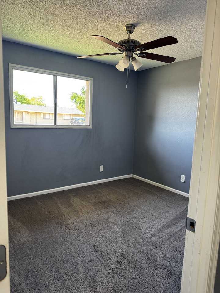 2211 N 50th Dr #NA - Photo 2 of 12