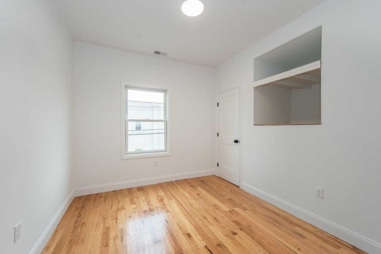 17 N Weiss St #1stFL - Photo 2 of 7