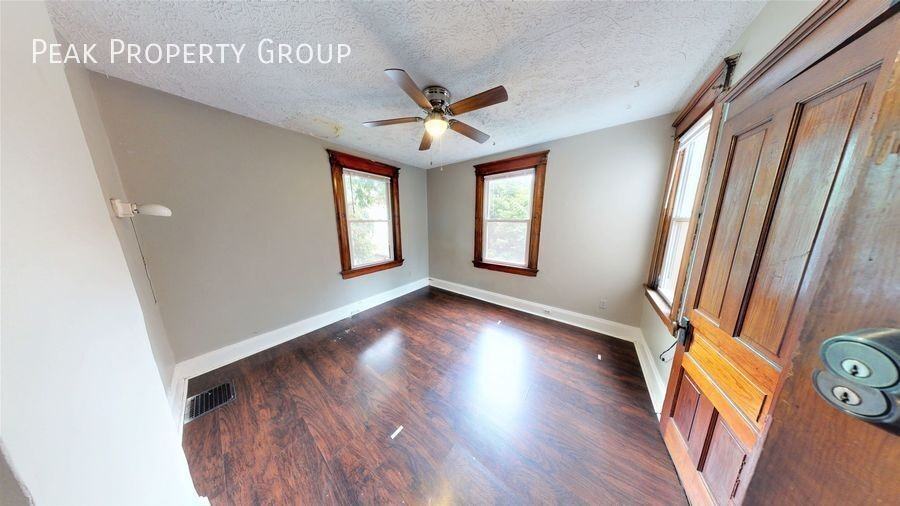 2334 Stratford Ave - Photo 3 of 13