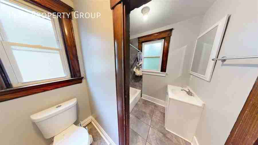 2334 Stratford Ave - Photo 4 of 13