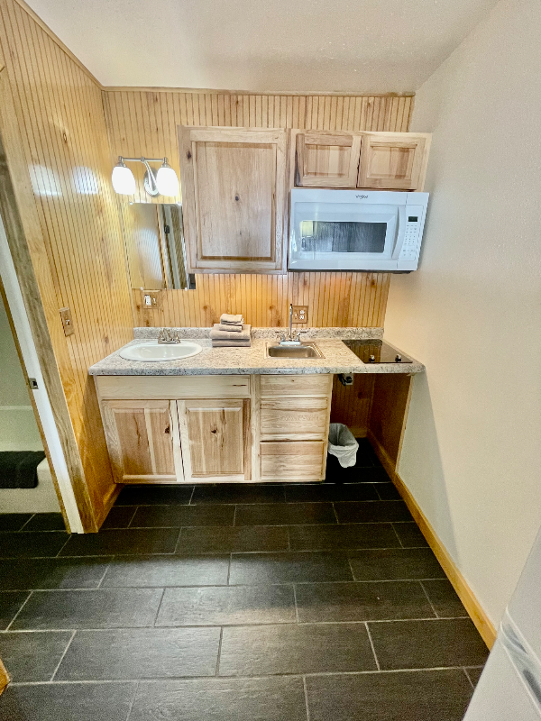 102 N Maple Ave - Photo 3 of 11