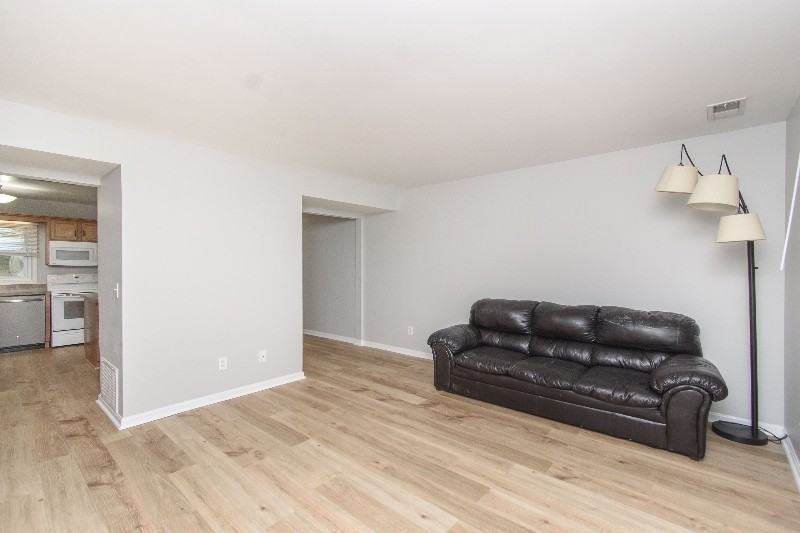 1821 Sussex Rd - Photo 4 of 20