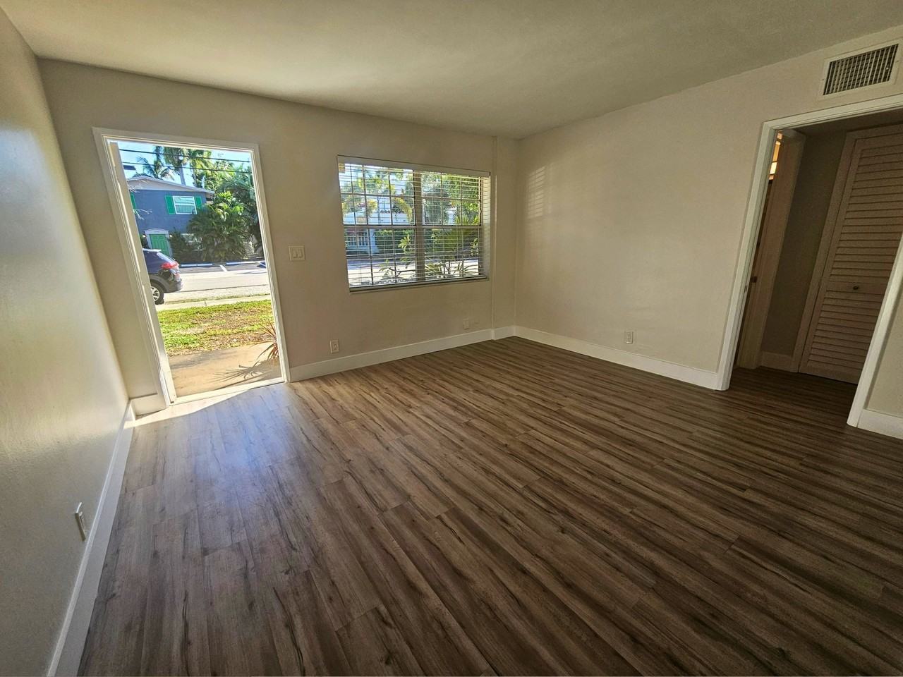 1725 Northeast 7th St - Photo 3 of 20