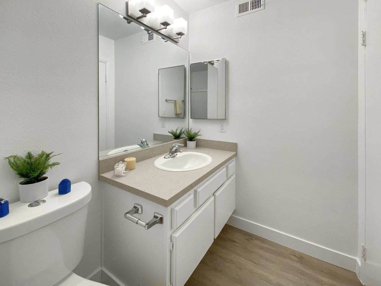 2 BED, 2.5 BATH TOWNHOUSE UNIT * NORTH GLENDALE * WASHER DRYER - Photo 2 of 9