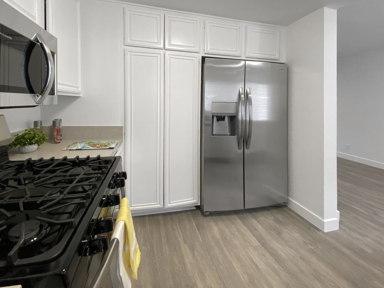 2 BED, 2.5 BATH TOWNHOUSE UNIT * NORTH GLENDALE * WASHER DRYER - Photo 4 of 9
