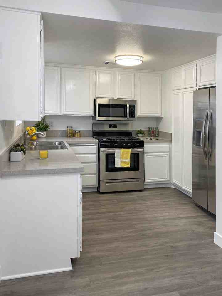 2 BED, 2.5 BATH TOWNHOUSE UNIT * NORTH GLENDALE * WASHER DRYER - Photo 5 of 9