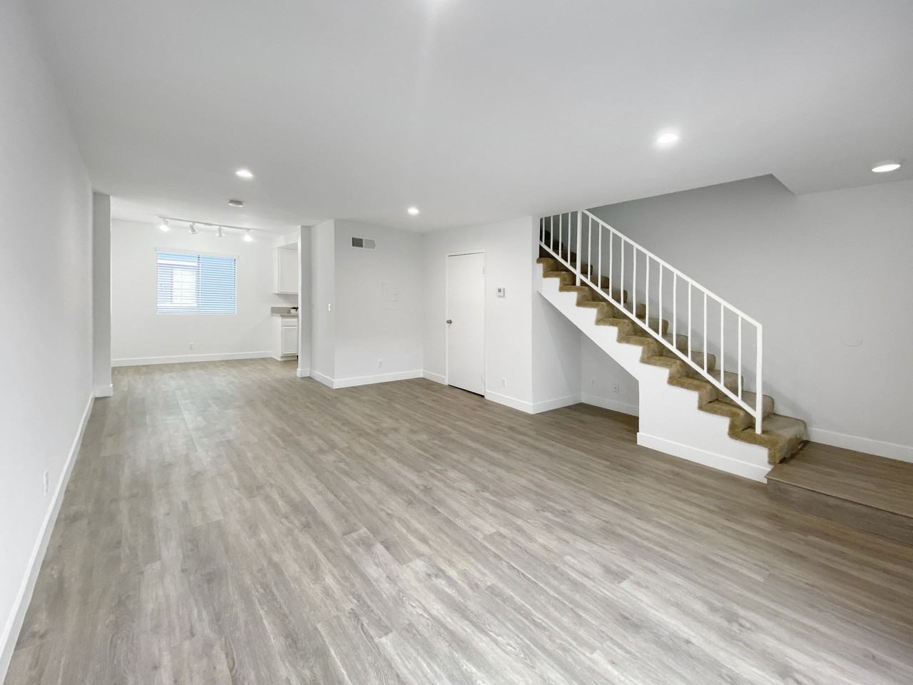2 BED, 2.5 BATH TOWNHOUSE UNIT * NORTH GLENDALE * WASHER DRYER - Photo 6 of 9