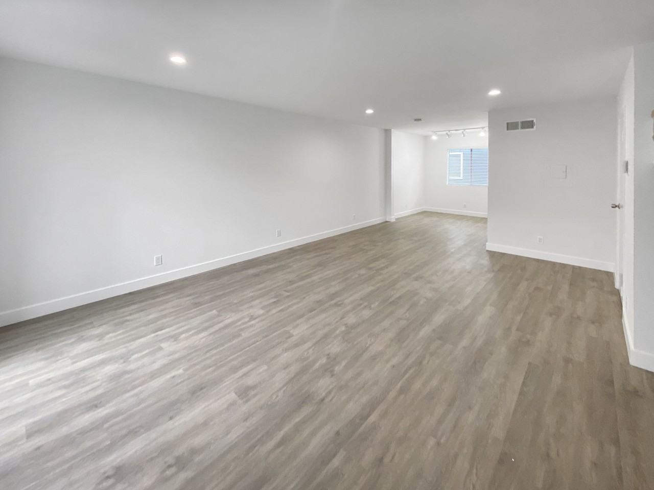 2 BED, 2.5 BATH TOWNHOUSE UNIT * NORTH GLENDALE * WASHER DRYER - Photo 7 of 9