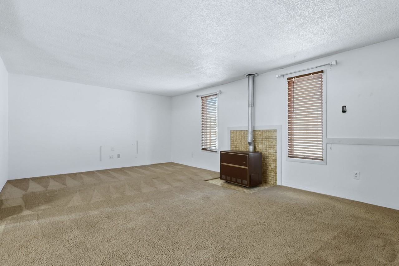 415 Lewis St - Photo 6 of 27