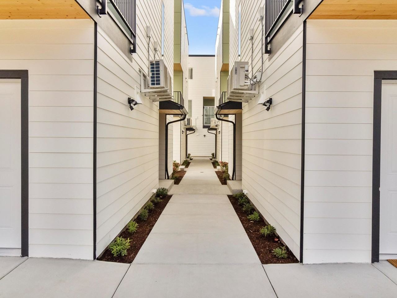 4306 S Lawrence - Photo 4 of 10