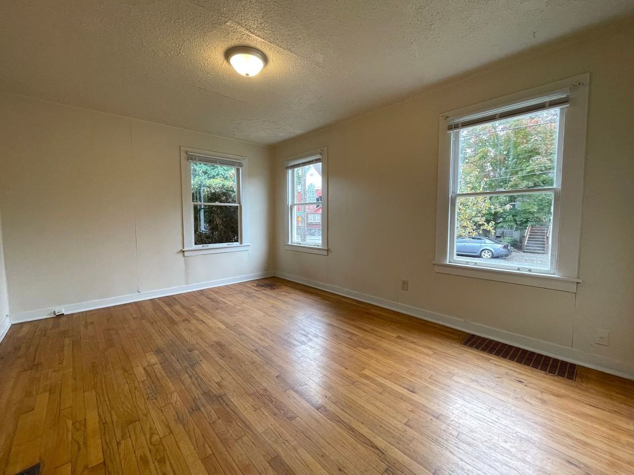 1036 N Shaver St - Photo 3 of 15