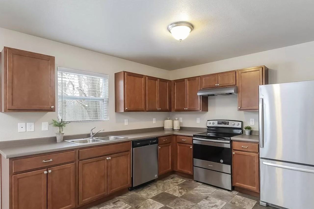 1038 Broken Ridge Dr - Photo 2 of 34