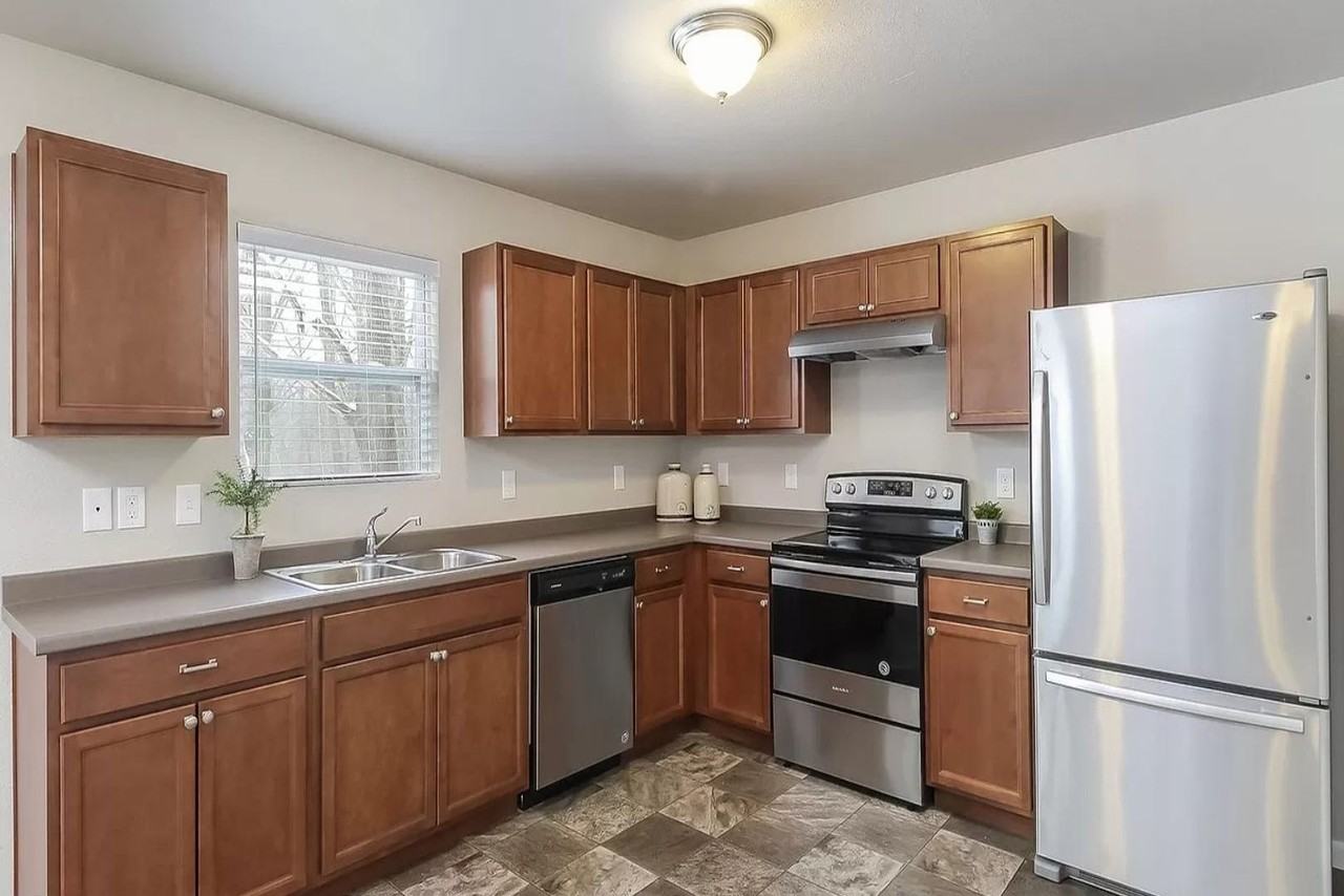 1040 Broken Ridge Dr - Photo 3 of 30