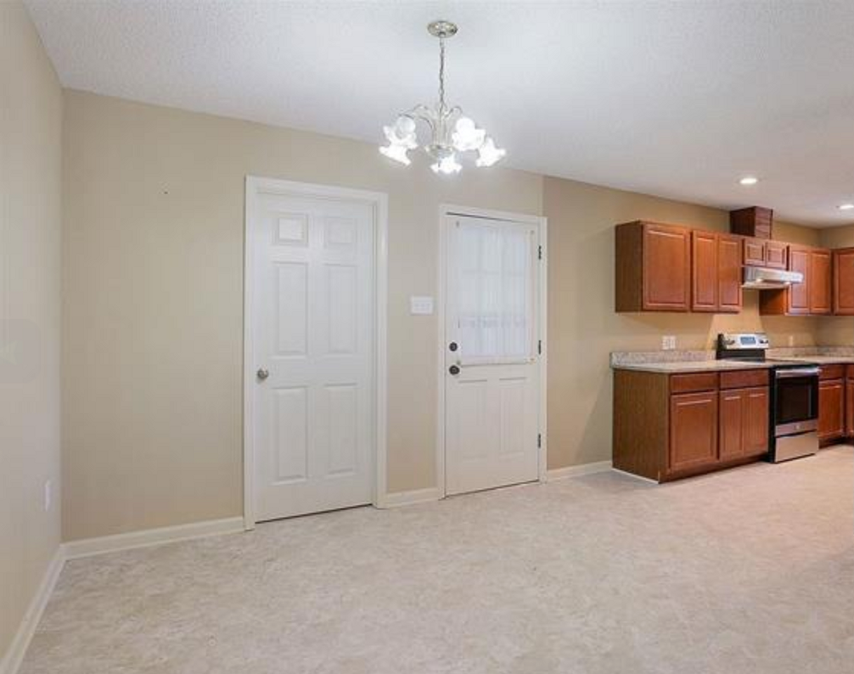 16613 Bristoe Ave - Photo 2 of 9