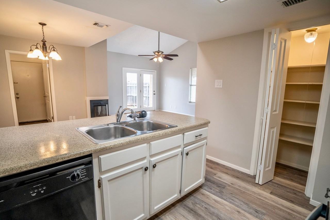 4527 Bermuda Dr - Photo 6 of 13