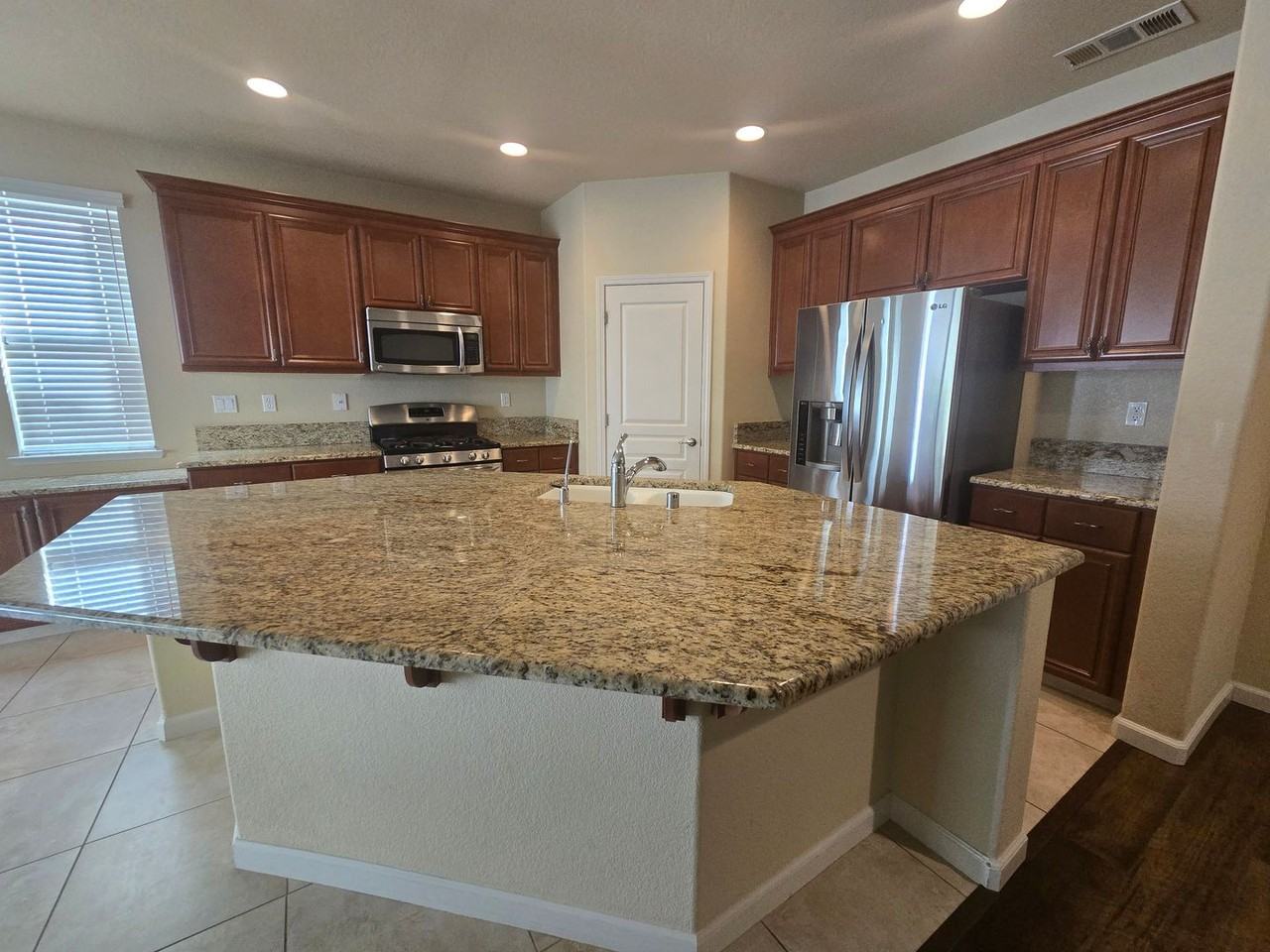 339 Applegate Dr - Photo 3 of 19