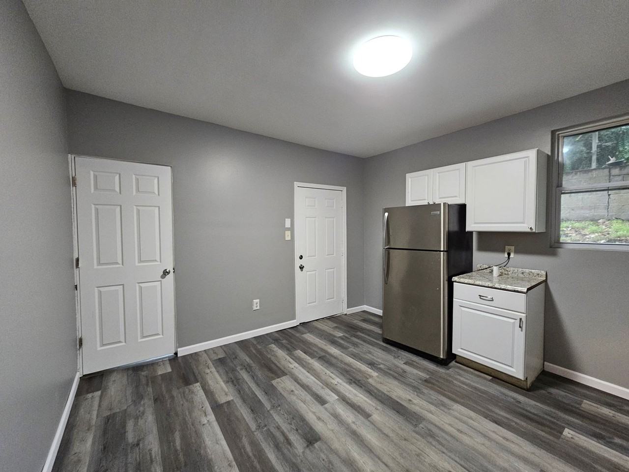 1025 Crucible St Fl 1 - Photo 2 of 9