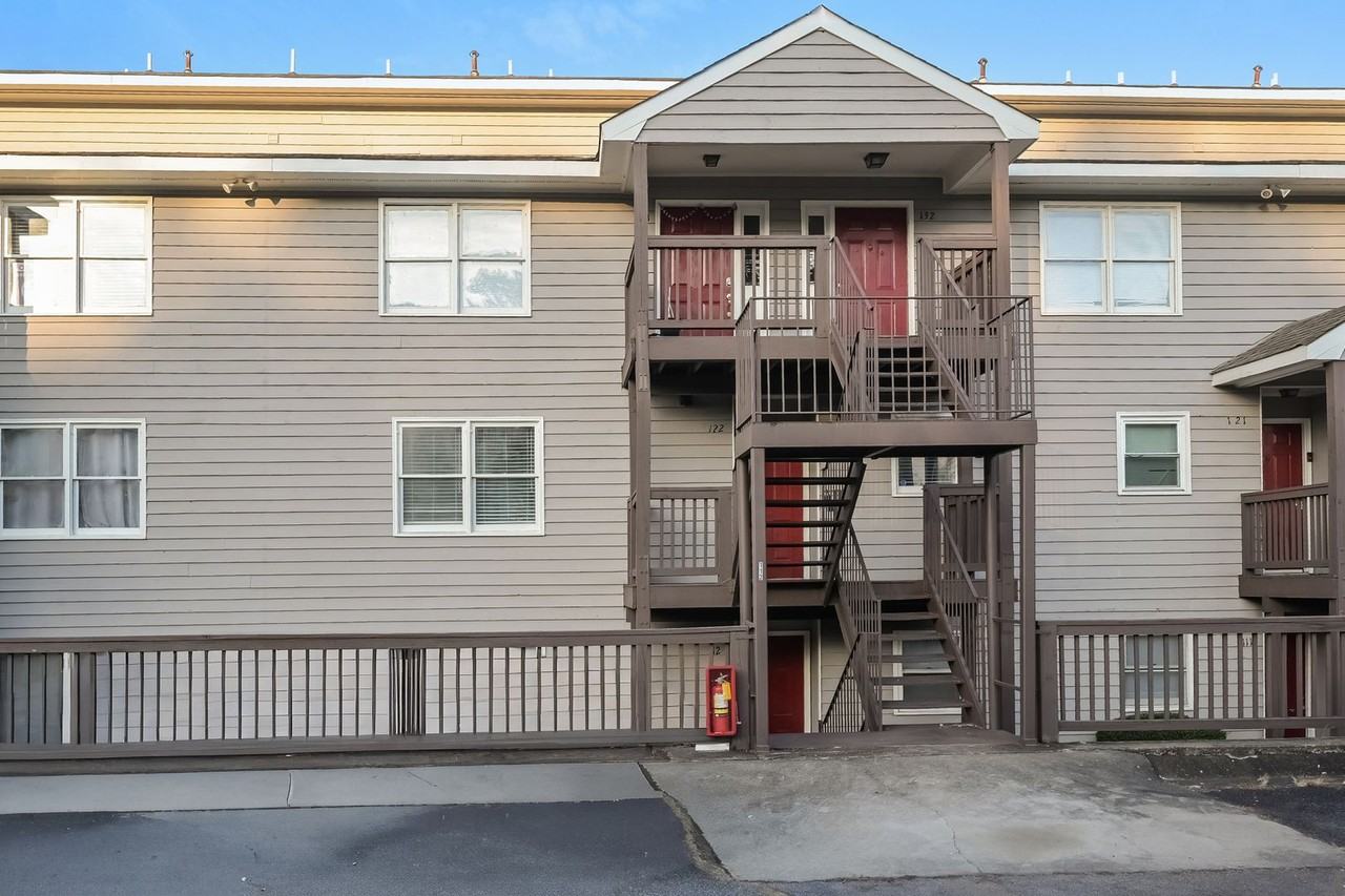 2505 W Broad St - Photo 2 of 16