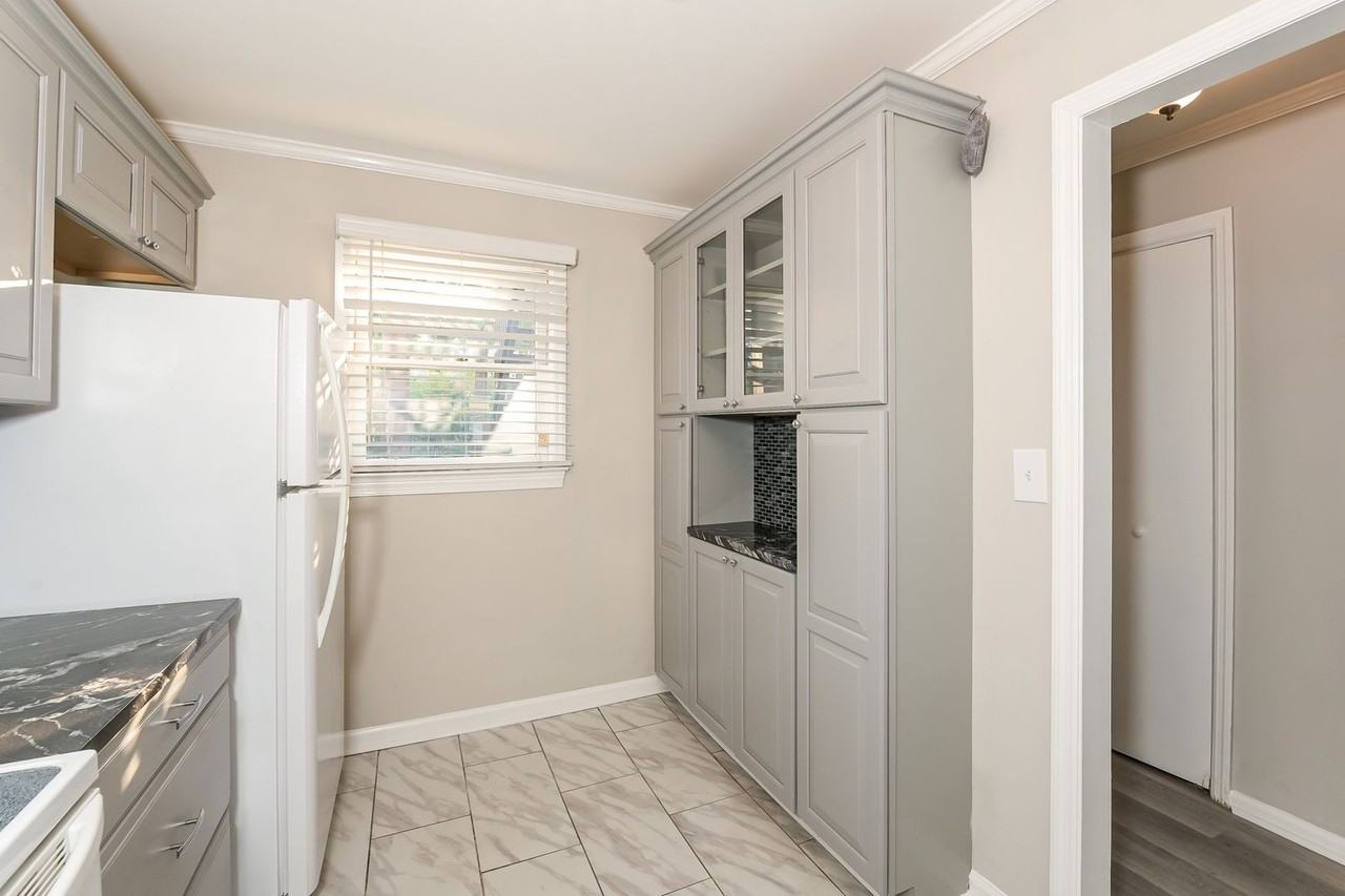 2505 W Broad St - Photo 5 of 16