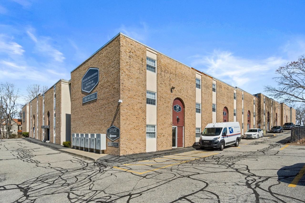 Courtview Square Apartments - Photo 2 of 7