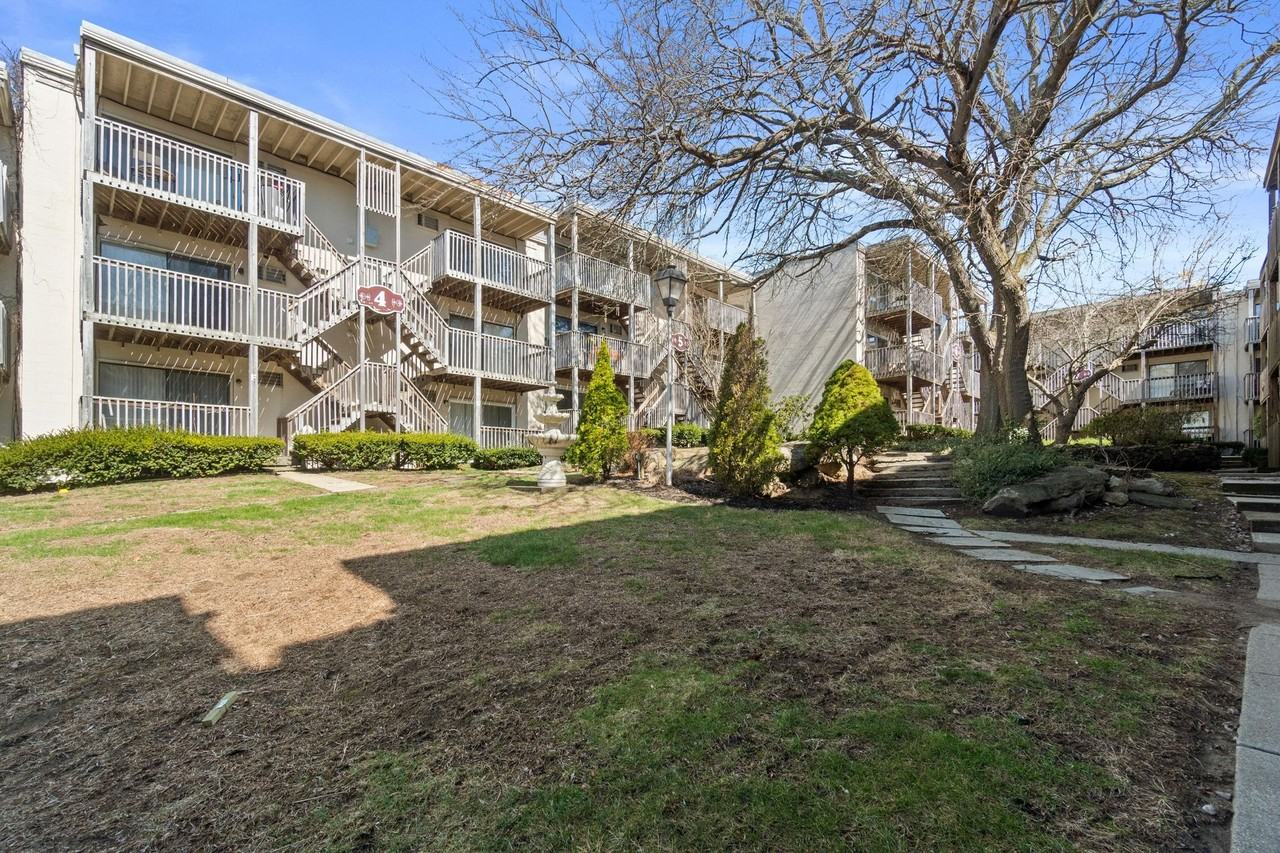 Courtview Square Apartments - Photo 5 of 7