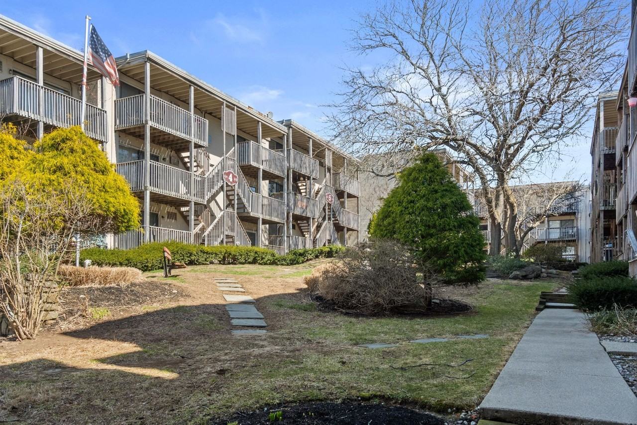 Courtview Square Apartments - Photo 6 of 7