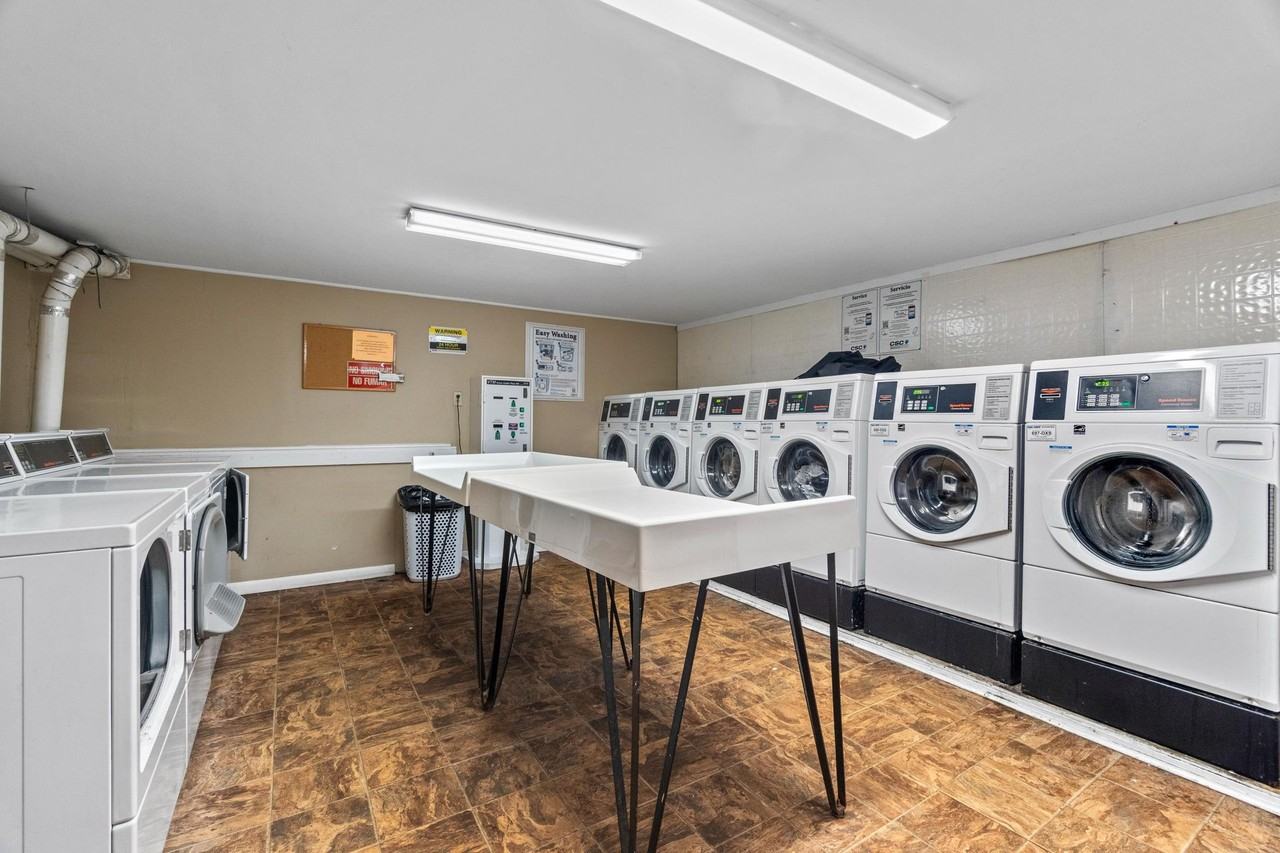 Courtview Square Apartments - Photo 7 of 7