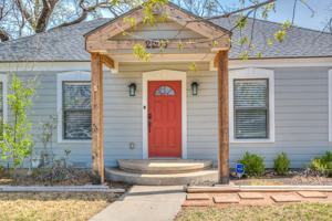 featured image of 2205 Live Oak St