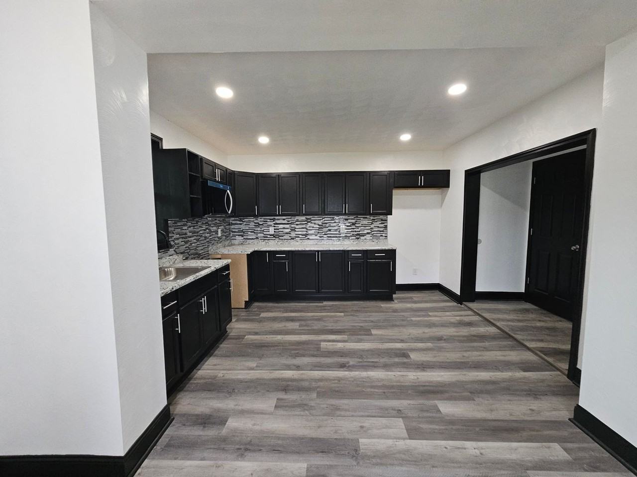 730 Clarissa St - Photo 2 of 16