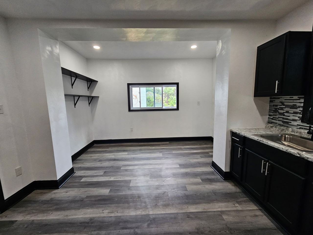 730 Clarissa St - Photo 3 of 16