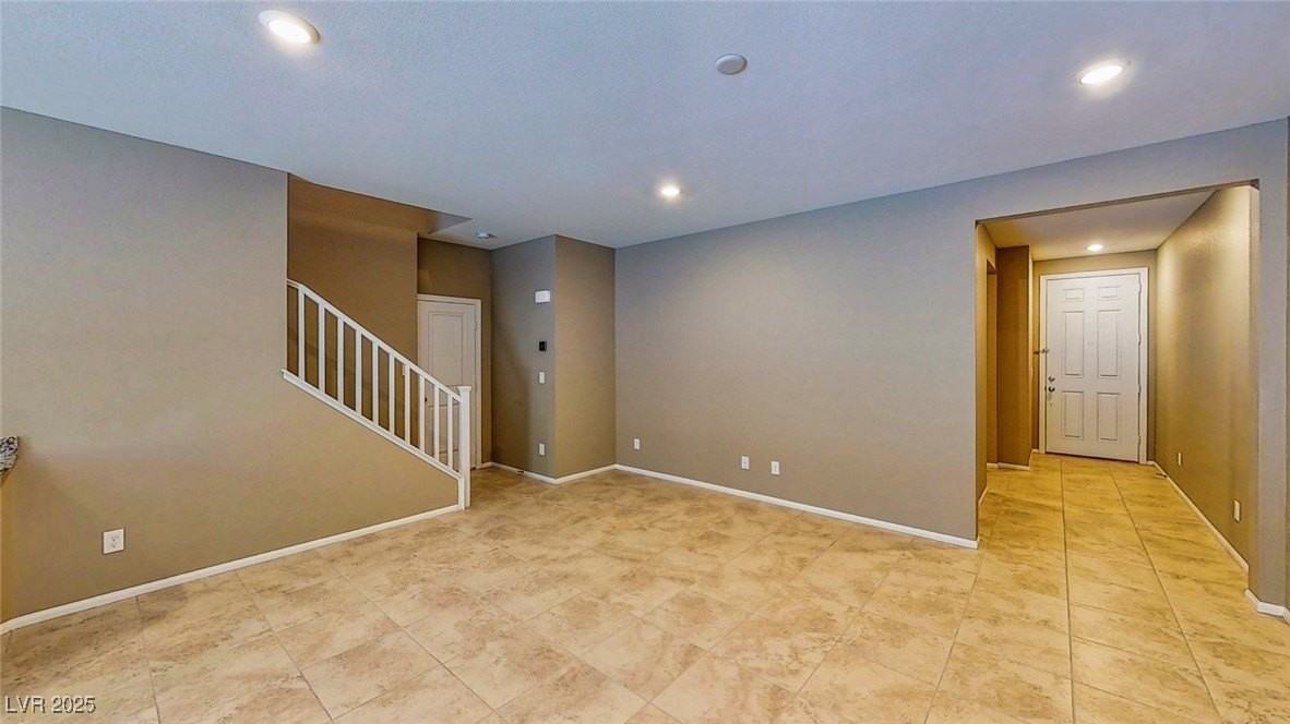 9733 Cluny Ave - Photo 5 of 39